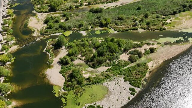Survol des iles qui emergent de la Loire en aval du pont de Beaugency dans le Loiret.
