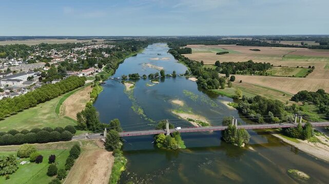 Travelling circulaire a&eacute;rien pr&eacute;sentant le pont sur la Loire et la ville de Meung-Sur-Loire avec son centre historique.