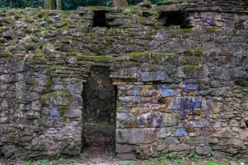 Obraz premium Palenque, Mexico - March 25, 2025: Palenque archaeological site in Palenque, Chiapas, Mexico.