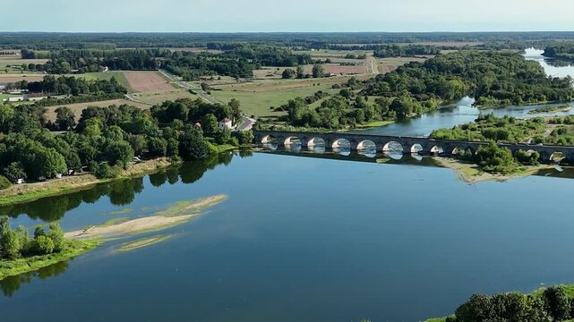 Video a&eacute;rienne de la Loire travers&eacute;e par le pont de Beaugency et parsem&eacute;e d'iles. Travelling lat&eacute;ral.
