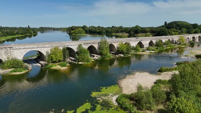 Vid&eacute;o a&eacute;rienne du pont sur la Loire &agrave; Beaugency. Travelling lat&eacute;ral et ascendant.