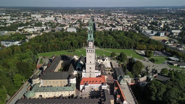 Jasna G&oacute;ra - Częstochowa - Polska - najbardziej znane miejsce kultu religijnego w Polsce nagrane dronem w wysokiej jakości