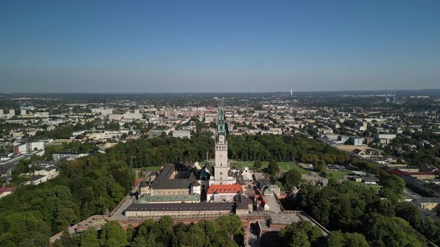 Jasna G&oacute;ra - Częstochowa - Polska - najbardziej znane miejsce kultu religijnego w Polsce nagrane dronem w wysokiej jakości