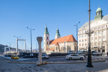 Obraz premium Elisabeth Bridge with city traffic and church view. Budapest, Hungary. Jan 2022.