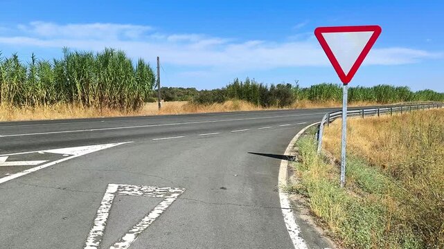 Ceda el paso se&ntilde;al de tr&aacute;fico