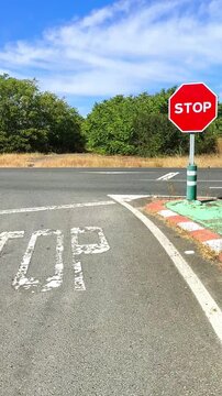 Stop se&ntilde;al vertical y horizontal en la calzada