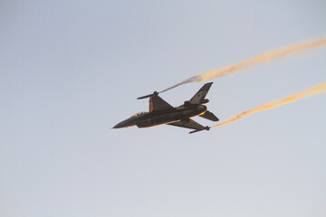 A Turkish Air Force F-16 Fighting Falcon performs a solo flight maneuver during today’s İzmir Airshow, captivating the audience with precision and power.