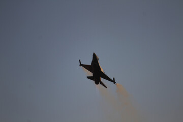 A Turkish Air Force F-16 Fighting Falcon performs a solo flight maneuver during today’s İzmir Airshow, captivating the audience with precision and power.