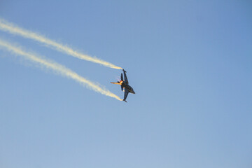 A Turkish Air Force F-16 Fighting Falcon performs a solo flight maneuver during today’s İzmir Airshow, captivating the audience with precision and power.