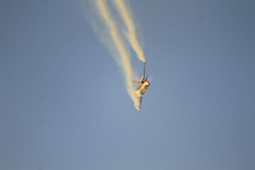 A Turkish Air Force F-16 Fighting Falcon performs a solo flight maneuver during today’s İzmir Airshow, captivating the audience with precision and power.