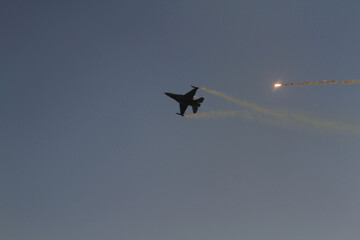A Turkish Air Force F-16 Fighting Falcon performs a solo flight maneuver during today’s İzmir Airshow, captivating the audience with precision and power.
