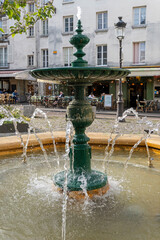 Brunnen auf der Place de la Contrescarpe in Paris