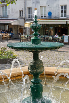 Brunnen auf der Place de la Contrescarpe in Paris