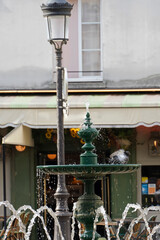 Brunnen auf der Place de la Contrescarpe in Paris