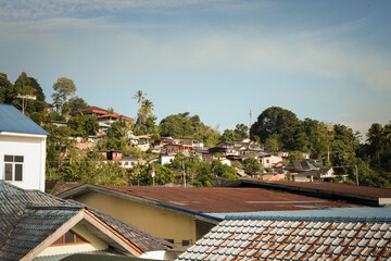 Fototapeta premium scenic view of a hillside residential area in tropical setting