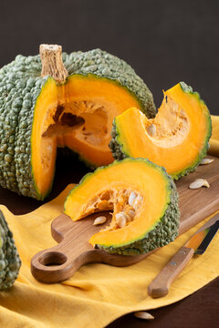 Buen Gusto de Horno Squash With Wedges On Kitchen Table