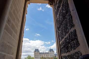 Eingangsportal der Kathedrale Notre-Dame-de-Paris nach der Wiederer&ouml;ffnung
