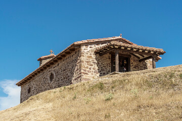 Ermita en las montañas de Ezcaray