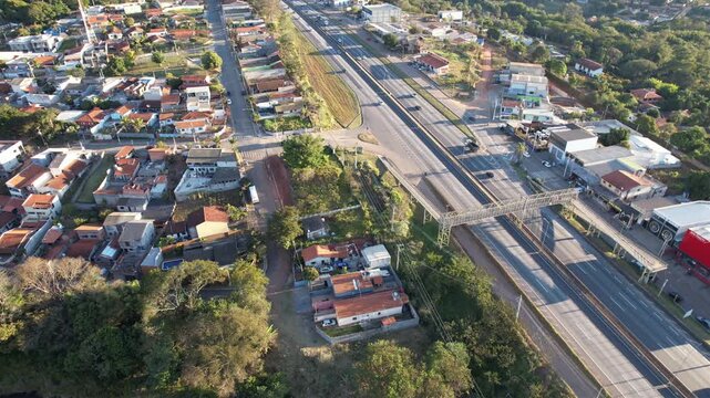 A rodovia Fern&atilde;o Dias, em Atibaia, interior do estado de S&atilde;o Paulo, Brasil, em filmagem a&eacute;rea obtida com uso de drone.
