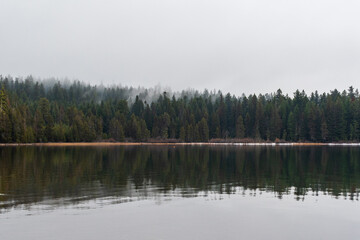 Fototapeta premium Foggy afternoon on Lake of the Woods, Oregon, USA.