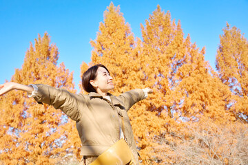 女性　ミドルエイジ　紅葉　旅行