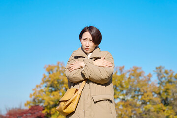 外で凍えるミドルエイジの女性