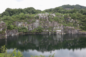 Fototapeta premium 断崖と池