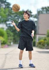 バスケットの練習をする男子中学生