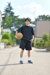 バスケットの練習をする男子中学生