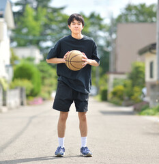 バスケットの練習をする男子中学生