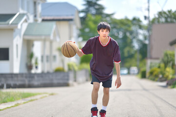 バスケットの練習をする男子中学生