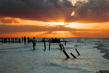 Fototapeta premium Sunrise or sunset with vibrant colors on a Mexican Caribbean beach