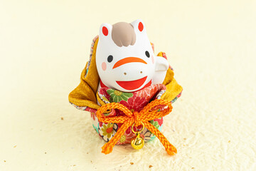 2026年午年のかわいい年賀状　干支　馬の置物　日本　黄色背景