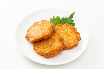 皿に乗ったさつま揚げ　白バック