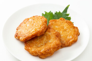 皿に乗ったさつま揚げ　白バック