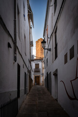 Obraz premium Vista panorámica del casco histórico de la ciudad española de Cáceres con vistas a los tejados de tejas marrones de edificios antiguos alrededor de la plaza principal en el soleado día de verano