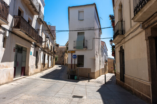 Vista panor&aacute;mica del casco hist&oacute;rico de la ciudad espa&ntilde;ola de C&aacute;ceres con vistas a los tejados de tejas marrones de edificios antiguos alrededor de la plaza principal en el soleado d&iacute;a de verano
