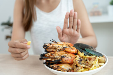 food allergies, women take medicine after eating sea food, itching, confused eat, rash, abdominal pain, diarrhea, chest tightness, unconsciousness, death, avoid allergies, suffocation