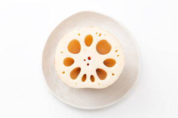 皿に乗ったレンコン　白バック