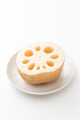 カットしたレンコン　白バック