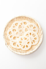 笊に乗ったれんこんのスライス　白バック