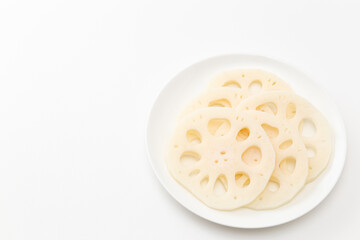 スライスした蓮根　白バック