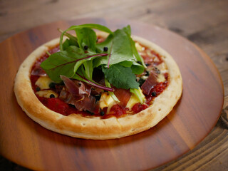 生ハムのトマトソースピザ