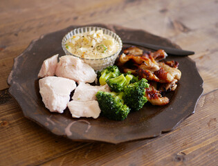 低温調理の鶏胸肉とブロッコリー