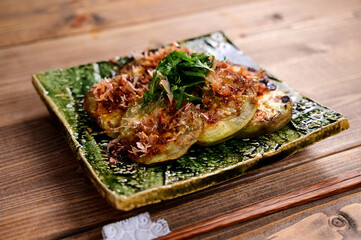 青茄子のステーキ