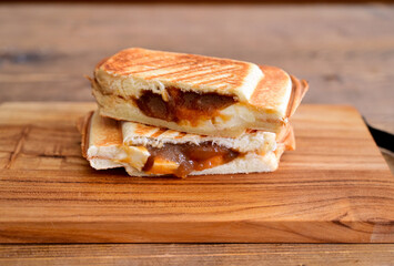 梅ジャムとクリームチーズのホットサンド