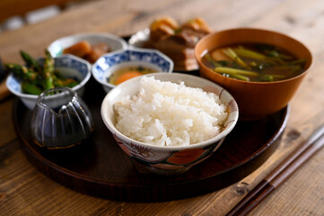 豚の角煮のある食卓