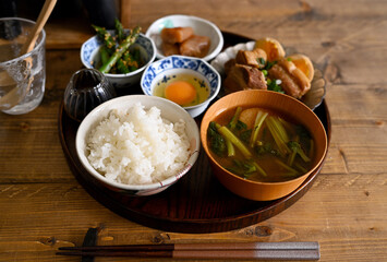 豚の角煮のある食卓