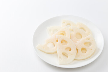 皿に乗った蓮根の半月切り　白バック