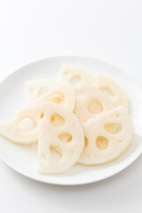 皿に乗った蓮根の半月切り　白バック